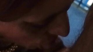 LEATRAVCHIENNE SUCE DANS LES ESCALIERS