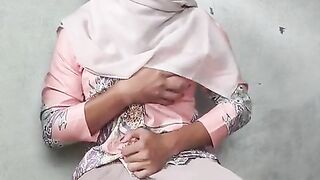 Fat hooter hijab t-girl wanks