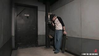 Danielle Penalize Curieuse Skater Guy