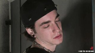 Danielle Penalize Curieuse Skater Guy