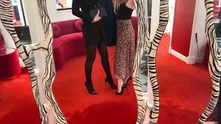 Reflets de soumission – Maîtresse Isadora et sa soumise chez Christian Louboutin, Par
