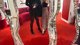 Reflets de soumission – Maîtresse Isadora et sa soumise chez Christian Louboutin, Par