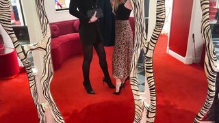 Reflets de soumission – Maîtresse Isadora et sa soumise chez Christian Louboutin, Par