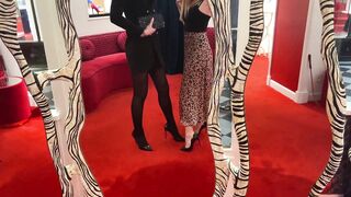 Reflets de soumission – Maîtresse Isadora et sa soumise chez Christian Louboutin, Par