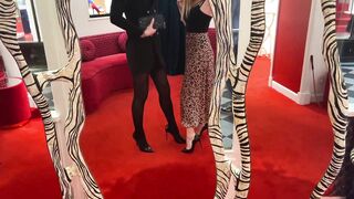 Reflets de soumission – Maîtresse Isadora et sa soumise chez Christian Louboutin, Par