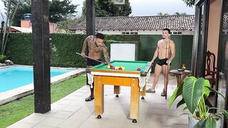 Casais swinger trocam de esposa e fodem na mesa de sinuca