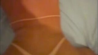 A VIZINHA DO APARTAMENTO AO LADO NOS FLAGROU TRANSANDO! A coroa safada estava estendendo as roupas e parou para admirar a nossa foda...
