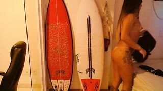 Rafa Surfistinha chega da academia bem safada e gostosa cheia de tesão.