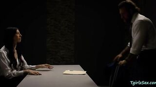 Trans Ava penetrates the agent in the apartment