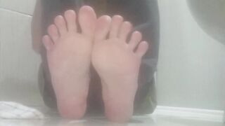 Novinha exibindo os pezinhos rosados e abrindo o cuzinho