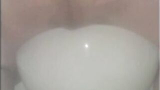 Novinha exibindo os pezinhos rosados e abrindo o cuzinho